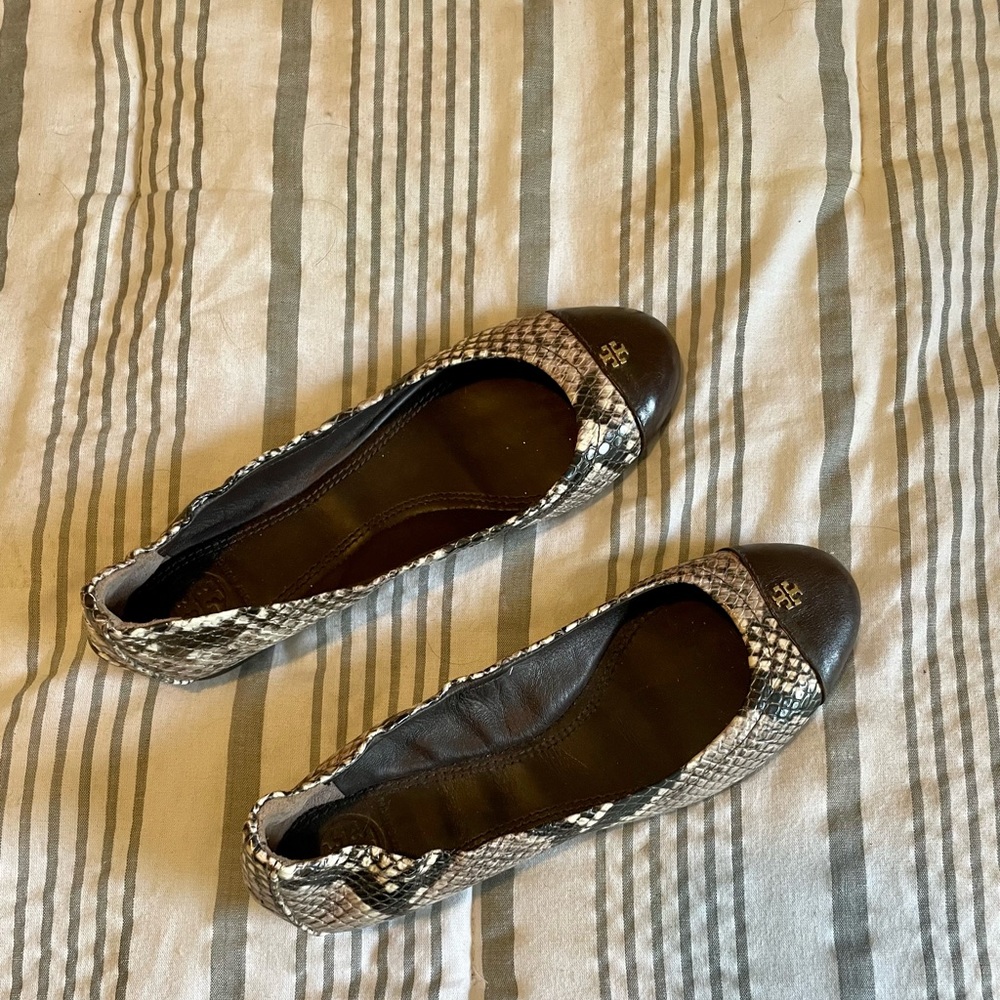 GUC Tory Burch York Brown Snakeskin Flats size 6
